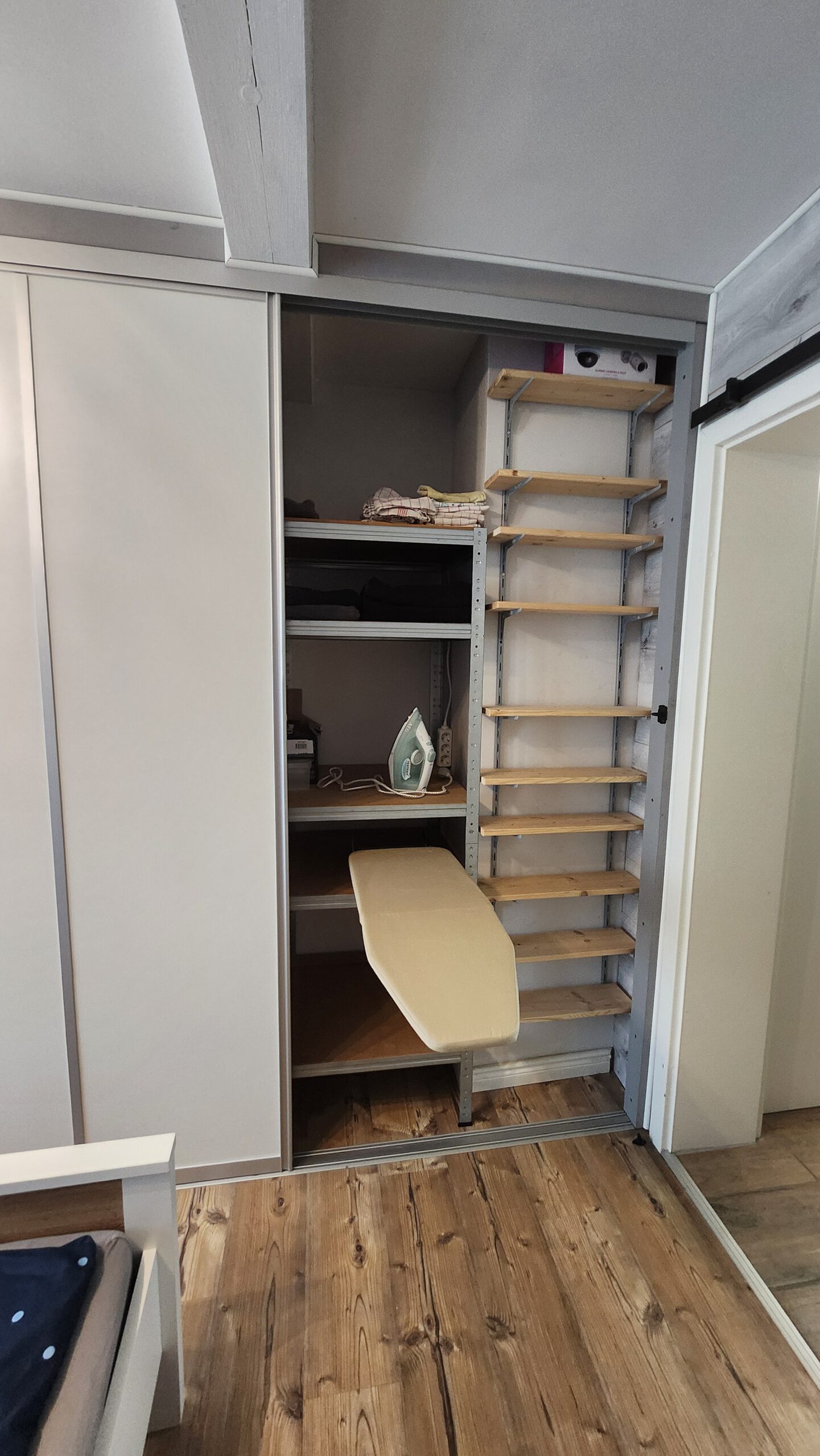 Kleiderschrank mit integriertem Bügelbrett