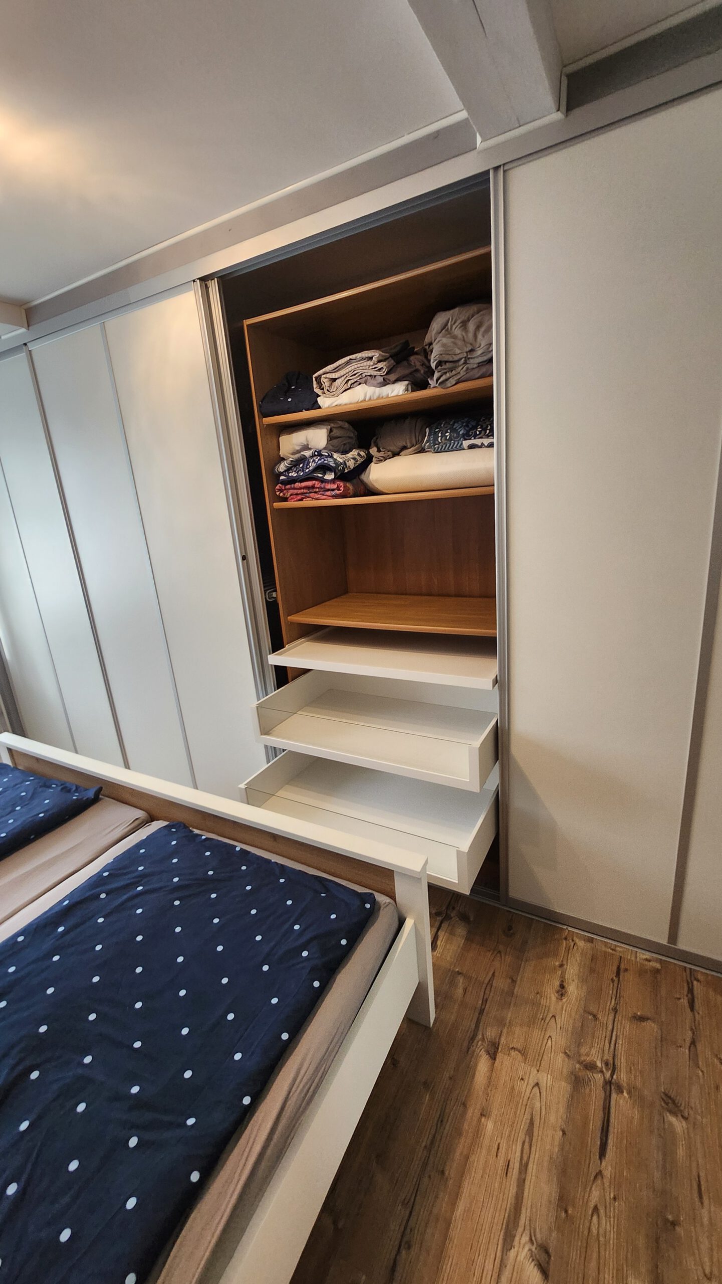 Kleiderschrank mit großen Schubladen